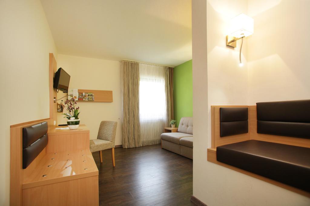 Kirchensittenbach Landidyll Hotel Zum Alten Schloss חדר תמונה