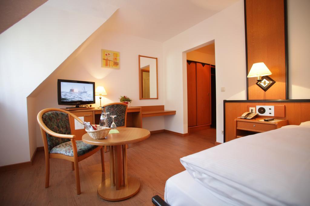 Kirchensittenbach Landidyll Hotel Zum Alten Schloss חדר תמונה